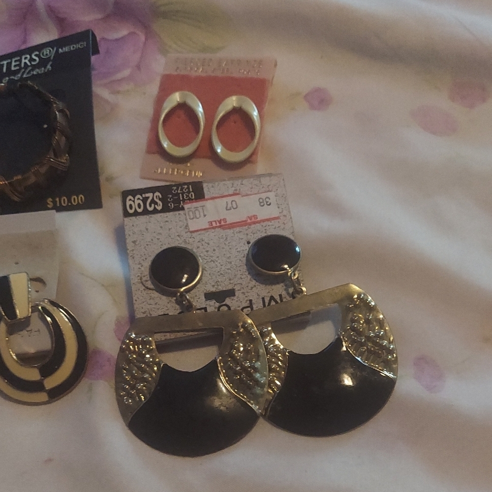 8/$10 5 Pcs For $6 Vintage Set Of Silver and Gold Earrings Set (1) - Picture 4 of 10